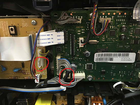 Отключаем колодки crum тонер- и драм-картриджей на Xerox B205 Картинка отключаем колодки crum тонер- и драм-картриджей Xerox B205