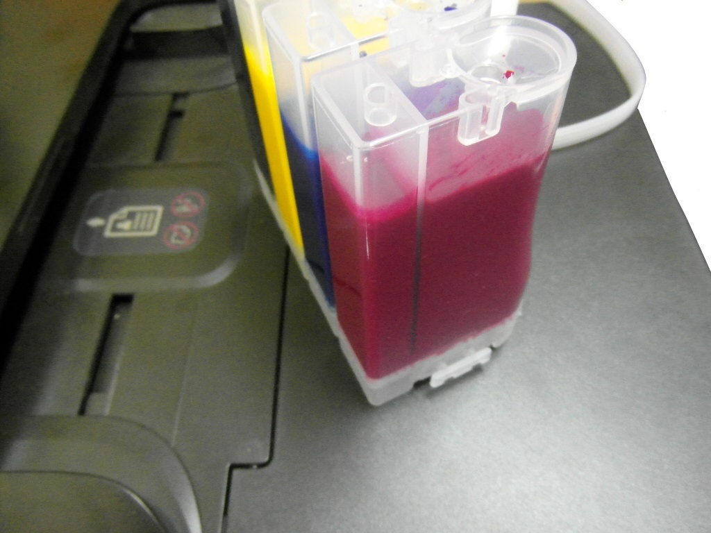 Заливаем чернила через заправочные отверстия в емкости СНПЧ