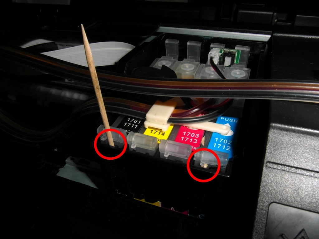 Плотное касание чипа с помощью зубочисток.