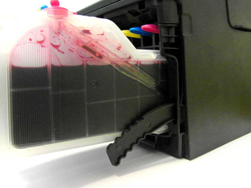 Задвигаем крепления, нажимаем на датчик