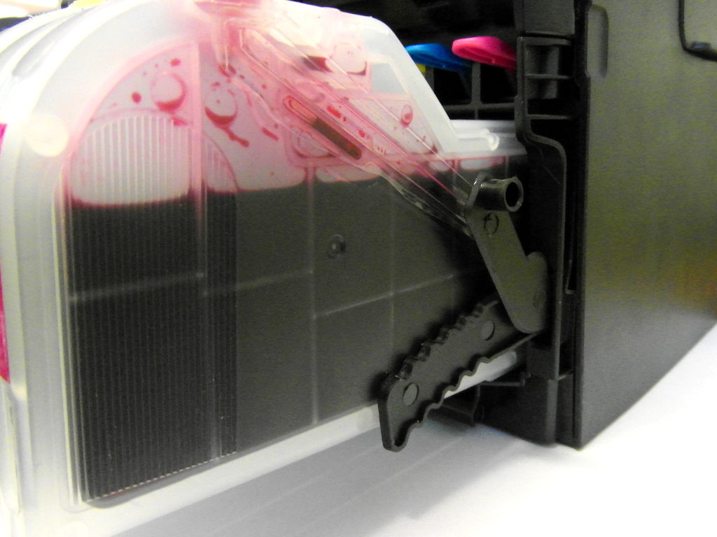 Задвигаем фиксатор в глубь принтера